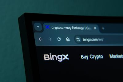 Dhaka, Bangladesch - 02. Juni 2025: Nahaufnahme eines Computerbildschirms, auf dem die BingX-Weboberfl?che im Dunkelmodus angezeigt wird.-stock-foto