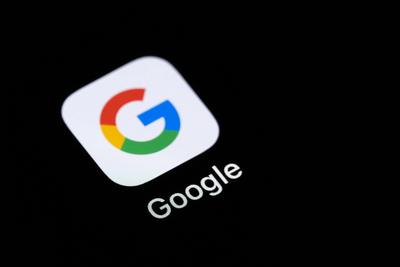 Die Applikation-App des US-Amerikanischen Unternehmens Google ist auf dem Display eines iPhone zu sehen. Rottweil Baden--stock-foto