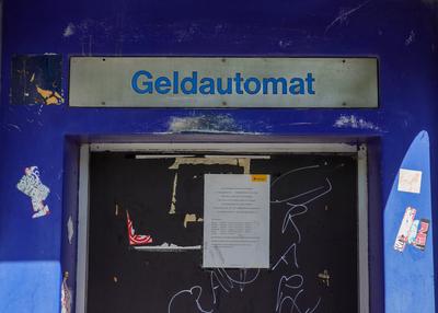 08.05.2025,NRW, Deutschland,Banken, Finanzen,Geschlossener Geldautomat der Postbank mit Infozettel und Aufklebern,-stock-foto