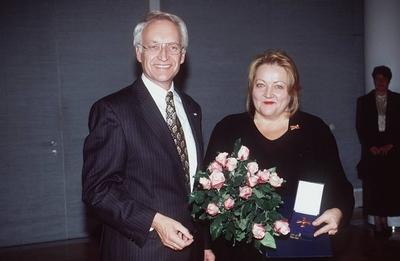 Marianne S?gebrecht bekommt von Edmund Stoiber Verdienstkreuz 1. Klasse verliehen 10/95 kri seri?s Orden Troph?e Preisv-stock-photo