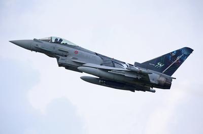 Ein Kampfflugzeug der italienischen Luftwaffe vom Typ Eurofighter Typhoon beim Start vom Fliegerhorst Schleswig-Jagel. D-stock-foto