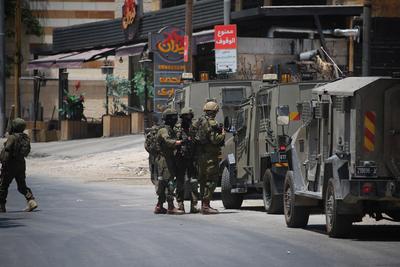 Israeli army forces raid and surround a building in the Ma'ajin area-stock-foto