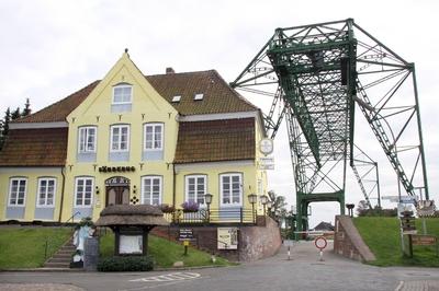 Bildnummer: 59819866  Datum: 27.09.2009  Copyright: imago/epdDeutschlands ?lteste Schwebef?hre (Foto vom 27.09.09), die liebevoll auch Eiffelturm des Nordens genannt wird, wurde am 1. Oktober 1909 als Querung der in diesem Bereich tidenabh?ngigen Oste, dem l?ngsten nieders?chsischen Nebenfluss der Elbe, er?ffnet. Die Schwebef?hre f?hrt von Osten nach Hemmoor im Landkreis Cuxhaven, unweit der Nordseek?ste. Sie musste 1974 ihren offiziellen Betrieb einstellen, als eine Stra?enbr?cke ein paar Meter entfernt eingeweiht wurde. Seither verkehrt sie, mit einigen Unterbrechungen, im Museumsbetrieb. Weltweit gibt es noch acht Schwebef?hren. Als Mutter aller Schwebef?hren gilt das ?lteste Bauwerk dieser Art, das 1893 im spanischen Bilbao ?ber einem Zufluss des Golfs von Biskaya erbaut wurde. (Siehe epd-Feature vom 01.10.09) DER ABDRUCK DES EPD-FOTOS IST HONORARPFLICHTIG! Deutschlands ?lteste Schwebef?hre Gesellschaft xsp x0x 2009 quer Natur Fl?sse Verkehr F?hren 59819866 Date 27 09 2009 Copyright Imago epd Germany oldest Transporter Bridge Photo of 27 09 09 the loving too Eiffel Tower the North called will was at 1 October 1909 as Crossing the in this Range  East the longest Lower Saxony Besides river the Elbe opens the Transporter Bridge leads from East after Hemmoor in County Cuxhaven close the North Sea coast Them had 1974 theirs official Operation Setting as a Road bridge a Couple Metres removed inaugurated was Since then wrong Them with some Interruptions in  worldwide gives it yet eight Suspended ferries as Mother all Suspended ferries is the oldest Building this one Art the 1893 in Spanish Bilbao above a Inflow the Gulf from Biscay built was See epd Feature of 01 10 09 the Imprint the epd Photos is  Germany oldest Transporter Bridge Society xsp x0x 2009 horizontal Nature Rivers Traffic Ferries-stock-foto