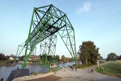 Bildnummer: 59819874  Datum: 27.09.2009  Copyright: imago/epdDeutschlands ?lteste Schwebef?hre (Foto vom 27.09.09), die liebevoll auch Eiffelturm des Nordens genannt wird, wurde am 1. Oktober 1909 als Querung der in diesem Bereich tidenabh?ngigen Oste, dem l?ngsten nieders?chsischen Nebenfluss der Elbe, er?ffnet. Die Schwebef?hre f?hrt von Osten nach Hemmoor im Landkreis Cuxhaven, unweit der Nordseek?ste. Sie musste 1974 ihren offiziellen Betrieb einstellen, als eine Stra?enbr?cke ein paar Meter entfernt eingeweiht wurde. Seither verkehrt sie, mit einigen Unterbrechungen, im Museumsbetrieb. Weltweit gibt es noch acht Schwebef?hren. Als Mutter aller Schwebef?hren gilt das ?lteste Bauwerk dieser Art, das 1893 im spanischen Bilbao ?ber einem Zufluss des Golfs von Biskaya erbaut wurde. (Siehe epd-Feature vom 01.10.09) DER ABDRUCK DES EPD-FOTOS IST HONORARPFLICHTIG! Deutschlands ?lteste Schwebef?hre Gesellschaft xsp x0x 2009 quer Natur Fl?sse Verkehr F?hren 59819874 Date 27 09 2009 Copyright Imago epd Germany oldest Transporter Bridge Photo of 27 09 09 the loving too Eiffel Tower the North called will was at 1 October 1909 as Crossing the in this Range  East the longest Lower Saxony Besides river the Elbe opens the Transporter Bridge leads from East after Hemmoor in County Cuxhaven close the North Sea coast Them had 1974 theirs official Operation Setting as a Road bridge a Couple Metres removed inaugurated was Since then wrong Them with some Interruptions in  worldwide gives it yet eight Suspended ferries as Mother all Suspended ferries is the oldest Building this one Art the 1893 in Spanish Bilbao above a Inflow the Gulf from Biscay built was See epd Feature of 01 10 09 the Imprint the epd Photos is  Germany oldest Transporter Bridge Society xsp x0x 2009 horizontal Nature Rivers Traffic Ferries-stock-foto