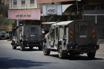 Israeli army forces raid and surround a building in the Ma'ajin area-stock-foto