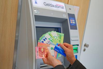 Bei der Bargeldabhebung .-stock-foto