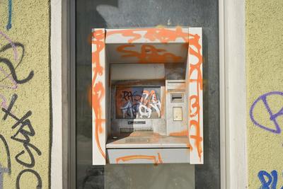 Defekter, beschmierter Geldautomat, Hermannstra?e, Neuk?lln, Berlin, Deutschland *** Defective, smeared ATM, Hermannstra-stock-foto