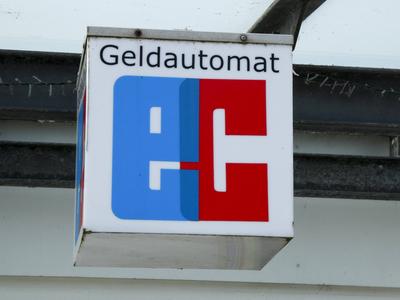 SYMBOLBILD- 14.AUGUST 24 - GELDAUTOMAT EC blau rot weisses Hinweisschild auf einen Geldautomaten Geldautomat EC-Automaten Bargeld holen per EC Karte Automat HH Deutschland *** Symbol image 14 August 24 Cash dispenser EC Blue Red White Information sign at a Cash dispensers Cash dispenser EC automats Cash get per EC Map Automat HH Germany-stock-foto