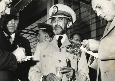 The Emperor of Ethiopia Haile Selassie with journalists, 1930s PUBLICATIONxNOTxINxITA-stock-foto