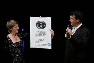 Bildnummer: 52769524  Datum: 06.11.2008  Copyright: imago/Ludwig HeimrathHendrik Jan de Mari (Gesch?ftsf?hrer Holiday on Ice Show Energia) erh?lt ein Zertifikat von Guinness World Records f?r ?ber 320 Millionen Besuchern in 65 Jahren Holiday on Ice anl?sslich der Premiere der Holiday-on-Ice-Show - Energia - in Hamburg , Personen; 2008, Hamburg, Pressetermin, Wirtschaft, Rekord; , quer, Kbdig, Gruppenbild, close, Randbild, PeopleBildnummer 52769524 Date 06 11 2008 Copyright Imago Ludwig Heimrath Hendrik Jan de Mari manager Holiday ON ICE Show Energia receives a Certificate from Guinness World Records for above 320 Million Visitors in 65 Years Holiday ON ICE during the Premiere the Holiday ON ICE Show Energia in Hamburg People 2008 Hamburg Press call Economy Record horizontal Kbdig Group photo Close Edge image Celebrities-stock-foto