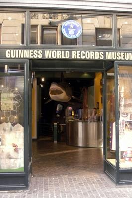 Bildnummer: 50884810  Datum: 14.08.2005  Copyright: imago/LindenthalerEingang ins GUINNESS WORLD OF RECORDS MUSEUM in Kopenhagen, Geb?ude, au?en, Au?enansicht; 2005, Kopenhagen, Museen, Schriftzug, Schild, Schilder, Werbung, Reklame, Eing?nge, Sehensw?rdigkeit; , hoch, Kbdig, Einzelbild, , D?nemark,  , / St?dte-stock-foto