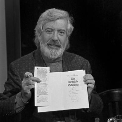 Der deutsche Schriftsteller Michael Ende mit seinem Buch Die unendliche Geschichte , Deutschland 1990er Jahre. German au-stock-foto