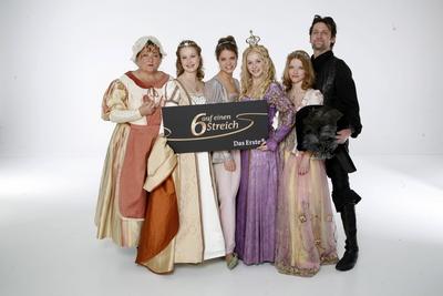 Sechs auf einem Streich - Marianne Saegebrecht als Frau Holle Sidone von Krosigk . Jasmin Schwiers als Prinzessin Karoline Schuch - Motiv Maerchenhaft Odine Johne Motiv Bruederchen und Schwesterchen , Ingo Naujoks - Motiv Tischlein Deck Dich Schauspieler im Maerchenkostuem Fototermin zu den ARD Maerchenfilmen 2008 Hamburg 28 .10 2008 Photo BREUELBILD/Angela Breuel Postfach 700210 * D-22045 HAMBURG Tel.49 40-66976697 E-Mail:breuelbreuel-bild.de Beleg-Honorarpflichtig7,00 % UST BreuelBild uebernimmt keine Haftung bei einer evtl. Verletzung Rechte Dritter HH Germany *** six at a Prank Marianne Sawing rights as Woman Holle Sidone from Krosigk Jasmin Schwiers as Princess Karoline Schuch Motif maerchenhaft Odine Johne Motif B-stock-foto