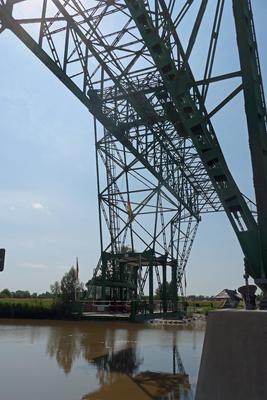 Die Schwebef?hre ?ber den Fluss Oste bei Hemmoor-Osten (Niedersachsen). Das 1909 eingeweihte Bauwerk gilt als ?lteste Sc-stock-foto
