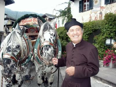 Bildnummer: 52291562  Datum: 29.08.2002  Copyright: imago/Manfred SiebingerSchauspieler Hans Clarin mit Schimmeln, Personen , optimistisch; , Schimmel, Pferd, Pferde, S?ugetiere; , quer, Kbdig, Einzelbild, , Film, Kunst, Randbild, People o0 2002 o0 Tiere-stock-foto