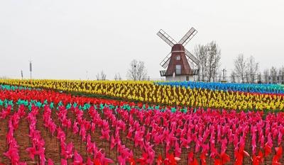LUOYANG CHINA APRIL 02 CHINA OUT Windmills are seen during Luoyang International Windmill Fest-stock-foto