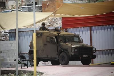 Israeli army forces raid and surround a building in the Ma'ajin area-stock-foto