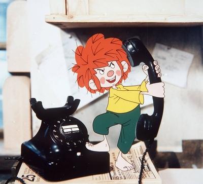 Pumuckl geht ans Telefon / Der Telefonh?rer ist zu gro? geraten. Doch Pumuckl l??t sich von solchen Kleinigkeiten nat?r-stock-foto