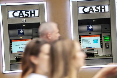 Cash, Geldautomaten in der Innenstadt, Bargeld abheben am Bankautomaten, Passanten, M?nchen, Juni 2025-stock-foto