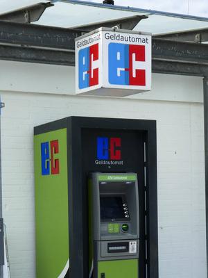 SYMBOLBILD- 14.AUGUST 24 - GELDAUTOMAT EC blau rot weisses Hinweisschild auf einen Geldautomaten Geldautomat EC-Automaten Bargeld holen per EC Karte Automat HH Deutschland *** Symbol image 14 August 24 Cash dispenser EC Blue Red White Information sign at a Cash dispensers Cash dispenser EC automats Cash get per EC Map Automat HH Germany-stock-foto