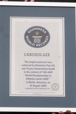 die groesste Postkarte der Welt kommt am Brandenburger Tor an zur 12. IAAF Leichtathleitik WM-stock-foto