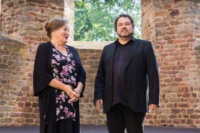 68 Bad Hersfelder Festspiele 2018 Marianne S?gebrecht besichtigt Stiftsruine Marinne S?gebrecht m-stock-foto