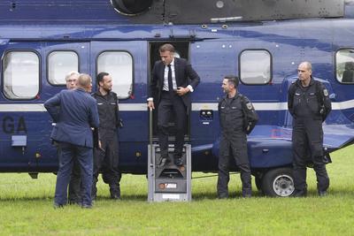 Bundeskanzler Merz empfaengt Staatspraesident Macron auf Schloss Borsig-stock-foto