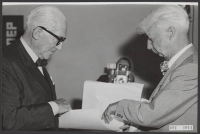 Elsevier photo collection. Presentation of the dikk prices in Stedelijk Museum in Amsterdam, Links Architect Le Corbusie-stock-foto