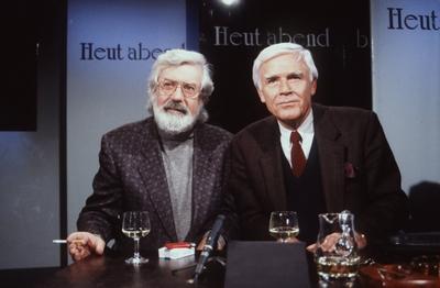 Joachim Fuchsberger (re.) mit Michael Ende in Heut Abend (ARD) 11/90 - Mann TV-Moderator Moderation Showmaster Show-Mast-stock-foto