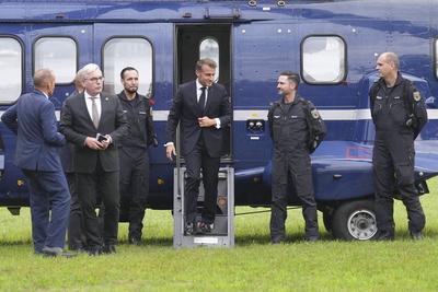 Bundeskanzler Merz empfaengt Staatspraesident Macron auf Schloss Borsig-stock-foto