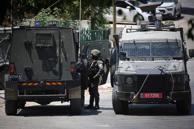 Israeli army forces raid and surround a building in the Ma'ajin area-stock-foto