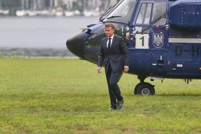 Berlin, Deutschland, 23.07.2025: Villa Borsig: Empfang des franz?sischen Staatspr?sidenten: Emmanuel Macron (rechts) mus-stock-foto