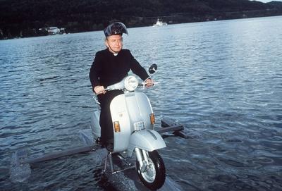 HOCHW?RDEN S ?RGER MIT DEM PARADIES Der Kampf zwischen Hochw?rden und dem B?rgermeister geht weiter-stock-foto