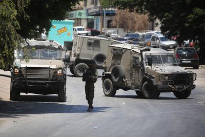 Israeli army forces raid and surround a building in the Ma'ajin area-stock-foto