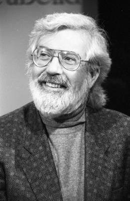 Bildnummer: 56730608  Datum: 01.11.1989  Copyright: imago/teutopressMichael Ende (Schriftsteller) 11/89 ue Michael Ende im November 1989 in Heut abend (ARD/BR) Deutschland deutsch Mann wei?haarig kurzhaarig Literatur Autor Schriftsteller Momo b?rtig Bart Vollbart Brille Fernsehstudio Kulisse Studio l?chelnd L?cheln zur Seite schauend Hochformat hoch Portrait Blacky sw s/w schwarzwei? People xdp x0x 1989 hoch  56730608 Date 01 11 1989 Copyright Imago teutopress Michael End Writer 11 89 Ue Michael End in November 1989 in Today Evening ARD BR Germany German Man wei?haarig short Literature Author Writer Momo bearded Beard Full beard Glasses Television Backdrop Studio smiling Smiling to Side looking Portrait vertical Portrait Blacky black and white S w black Celebrities XDP x0x 1989 vertical-stock-foto