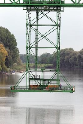 Bildnummer: 59819862  Datum: 27.09.2009  Copyright: imago/epdDeutschlands ?lteste Schwebef?hre (Foto vom 27.09.09), die liebevoll auch Eiffelturm des Nordens genannt wird, wurde am 1. Oktober 1909 als Querung der in diesem Bereich tidenabh?ngigen Oste, dem l?ngsten nieders?chsischen Nebenfluss der Elbe, er?ffnet. Die Schwebef?hre f?hrt von Osten nach Hemmoor im Landkreis Cuxhaven, unweit der Nordseek?ste. Sie musste 1974 ihren offiziellen Betrieb einstellen, als eine Stra?enbr?cke ein paar Meter entfernt eingeweiht wurde. Seither verkehrt sie, mit einigen Unterbrechungen, im Museumsbetrieb. Weltweit gibt es noch acht Schwebef?hren. Als Mutter aller Schwebef?hren gilt das ?lteste Bauwerk dieser Art, das 1893 im spanischen Bilbao ?ber einem Zufluss des Golfs von Biskaya erbaut wurde. (Siehe epd-Feature vom 01.10.09) DER ABDRUCK DES EPD-FOTOS IST HONORARPFLICHTIG! Deutschlands ?lteste Schwebef?hre Gesellschaft xsp x0x 2009 hoch Natur Fl?sse Verkehr F?hren 59819862 Date 27 09 2009 Copyright Imago epd Germany oldest Transporter Bridge Photo of 27 09 09 the loving too Eiffel Tower the North called will was at 1 October 1909 as Crossing the in this Range  East the longest Lower Saxony Besides river the Elbe opens the Transporter Bridge leads from East after Hemmoor in County Cuxhaven close the North Sea coast Them had 1974 theirs official Operation Setting as a Road bridge a Couple Metres removed inaugurated was Since then wrong Them with some Interruptions in  worldwide gives it yet eight Suspended ferries as Mother all Suspended ferries is the oldest Building this one Art the 1893 in Spanish Bilbao above a Inflow the Gulf from Biscay built was See epd Feature of 01 10 09 the Imprint the epd Photos is  Germany oldest Transporter Bridge Society xsp x0x 2009 vertical Nature Rivers Traffic Ferries-stock-foto