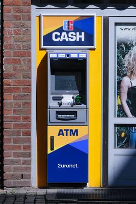 D?sseldorf 05.05.2025 Bargeld Bargeldautomaten ATM EC-Karte electronic cash Geldautomat Girocard Mastercard Amex America-stock-foto