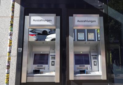 06.10.2024, Deutschland, NRW, Finanzen, Sparkassen, Zwei Geldautomaten vor einer Filiale der Sparkasse Dortmund - die Au-stock-foto