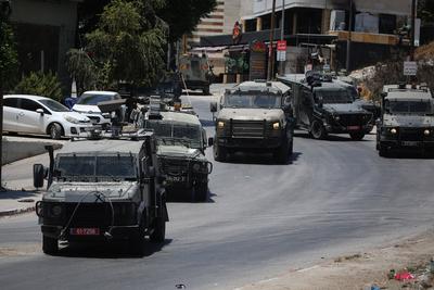 Israeli army forces raid and surround a building in the Ma'ajin area-stock-foto