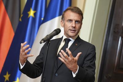 Bundeskanzler Merz empfaengt Staatspraesident Macron auf Schloss Borsig-stock-foto
