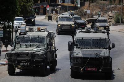 Israeli army forces raid and surround a building in the Ma'ajin area-stock-foto