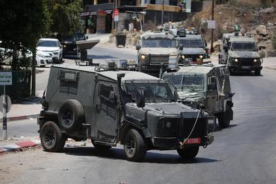 Israeli army forces raid and surround a building in the Ma'ajin area-stock-foto