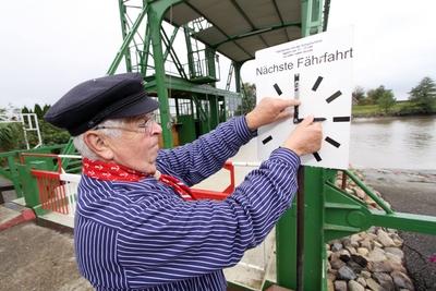Bildnummer: 59819879  Datum: 27.09.2009  Copyright: imago/epdDeutschlands ?lteste Schwebef?hre, die liebevoll auch Eiffelturm des Nordens genannt wird, wurde am 1. Oktober 1909 als Querung der in diesem Bereich tidenabh?ngigen Oste, dem l?ngsten nieders?chsischen Nebenfluss der Elbe, er?ffnet. (Foto vom 27.09.09: F?hrmann Erich Meyer (72), einer von drei F?hrleuten, l??t die F?hre ehrenamtlich seit zehn Jahren schweben) Die Schwebef?hre f?hrt von Osten nach Hemmoor im Landkreis Cuxhaven, unweit der Nordseek?ste. Sie musste 1974 ihren offiziellen Betrieb einstellen, als eine Stra?enbr?cke ein paar Meter entfernt eingeweiht wurde. Seither verkehrt sie, mit einigen Unterbrechungen, im Museumsbetrieb. Weltweit gibt es noch acht Schwebef?hren. Als Mutter aller Schwebef?hren gilt das ?lteste Bauwerk dieser Art, das 1893 im spanischen Bilbao ?ber einem Zufluss des Golfs von Biskaya erbaut wurde. (Siehe epd-Feature vom 01.10.09) DER ABDRUCK DES EPD-FOTOS IST HONORARPFLICHTIG! Deutschlands ?lteste Schwebef?hre Gesellschaft xsp x0x 2009 quer Natur Fl?sse Verkehr F?hren 59819879 Date 27 09 2009 Copyright Imago epd Germany oldest Transporter Bridge the loving too Eiffel Tower the North called will was at 1 October 1909 as Crossing the in this Range  East the longest Lower Saxony Besides river the Elbe opens Photo of 27 09 09 Boatman Erich Meyer 72 a from Three  can the Ferry volunteers since ten Years float the Transporter Bridge leads from East after Hemmoor in County Cuxhaven close the North Sea coast Them had 1974 theirs official Operation Setting as a Road bridge a Couple Metres removed inaugurated was Since then wrong Them with some Interruptions in  worldwide gives it yet eight Suspended ferries as Mother all Suspended ferries is the oldest Building this one Art the 1893 in Spanish Bilbao above a Inflow the Gulf from Biscay built was See epd Feature of 01 10 09 the Imprint the epd Photos is  Germany oldest Transporter Bridge Society xsp x0x 2009 horizontal Nature Rivers Traffic Ferries-stock-foto