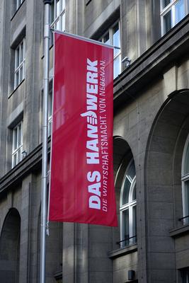 Verbandsfahne am Haus des Deutschen Handwerks Verbandsfahne am Haus des Deutschen Handwerks, 19.10.2024, Mitte, Mohrenst-stock-foto