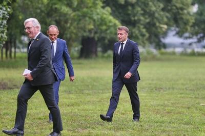 Berlin, Deutschland, 23.07.2025: Villa Borsig: Empfang des franz?sischen Staatspr?sidenten: Emmanuel Macron (rechts) mus-stock-foto