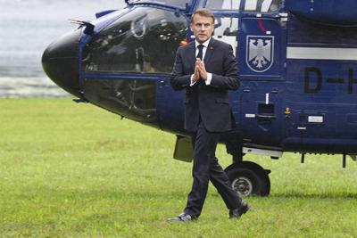 Bundeskanzler Merz empfaengt Staatspraesident Macron auf Schloss Borsig-stock-foto