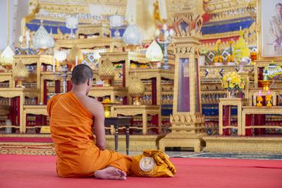 M?nch meditiert, Wat Prayurawongsawas Waravihan, auch: Wat Prayun, Bangkok, Thailand, Asien *** Monk meditates, Wat Pray-stock-foto