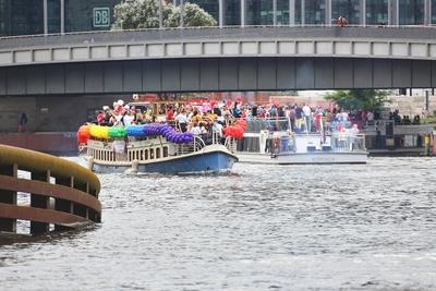 Berlin, Deutschland, 24.07.2025: CSD auf der Spree: Schiffe fahren zur Canal Pride durch das Regierungsviertel *** Berli-stock-foto