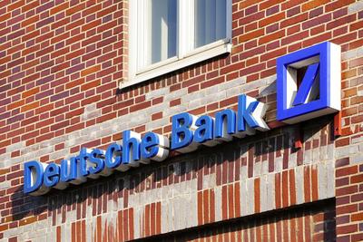Investmentbanking, Deutsche Bank, Firmenlogo an einem Backsteinbau, Kundenwerbung *** Investment banking, German Bank, C-stock-foto