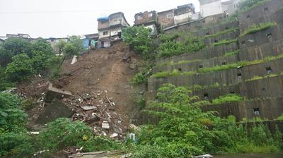 Landslide Hits Mumbai?s Bhandup Area After Heavy Rains; Several Homes Damaged-stock-foto